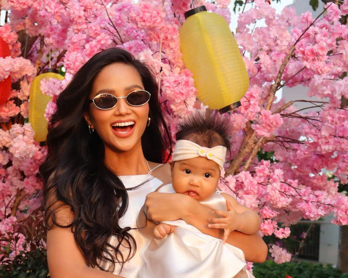 HHen Niê được lòng mẹ bỉm 1 H'hen Niê khẳng định không cần phải ép cân sau sinh