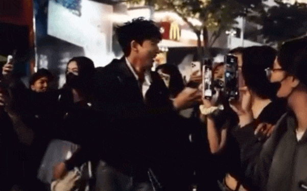 HIEUTHUHAI đánh úp cả đám đông ùa ra phố đi bộ, bị bảo an “tuýt còi”- Ảnh 1.