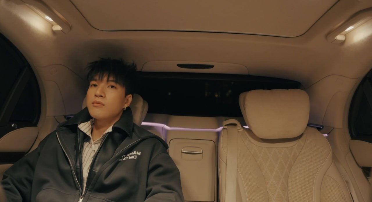 HIEUTHUHAI đánh úp cả đám đông ùa ra phố đi bộ, bị bảo an “tuýt còi”- Ảnh 3.