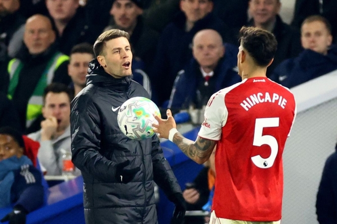 HLV Hurzeler (trái) trong trận Brighton gặp Arsenal, trên sân Amex, Brighton, Anh hôm 4/3. Ảnh: Reuters