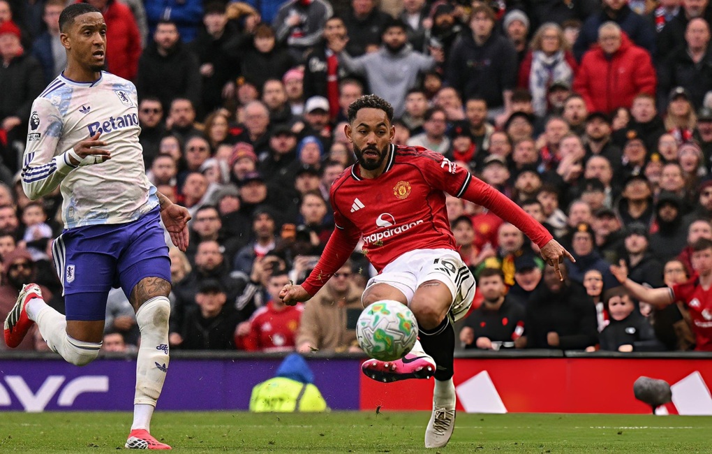 HLV Carrick phớt lờ tranh luận về tương lai ở Man Utd - 1