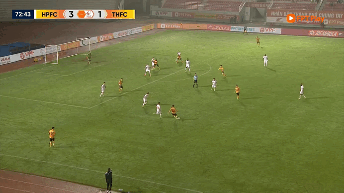 HLV Hải Phòng buồn ngẩn ngơ vì thua ngược ngay tại Lạch Tray, HLV Thanh Hóa lại ngóng… FIFA- Ảnh 1. HLV Hải Phòng buồn ngẩn ngơ vì thua ngược ngay tại Lạch Tray, HLV Thanh Hóa lại ngóng… FIFA- Ảnh 1.