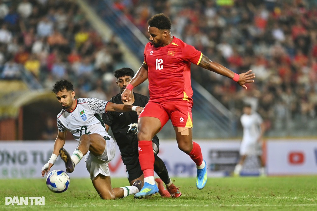 HLV Kim Sang Sik: Xuân Son tăng cân, di chuyển chưa được tốt - 1