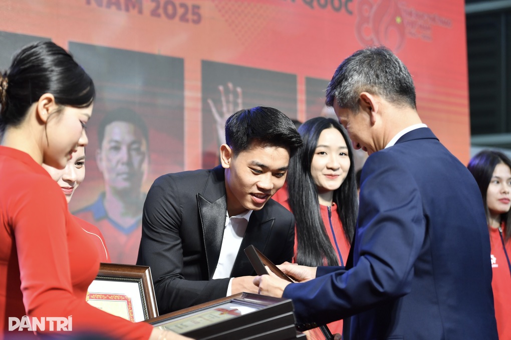 HLV Kim Sang Sik và Đình Bắc nhận vinh dự lớn trước trận gặp tuyển Malaysia - 1