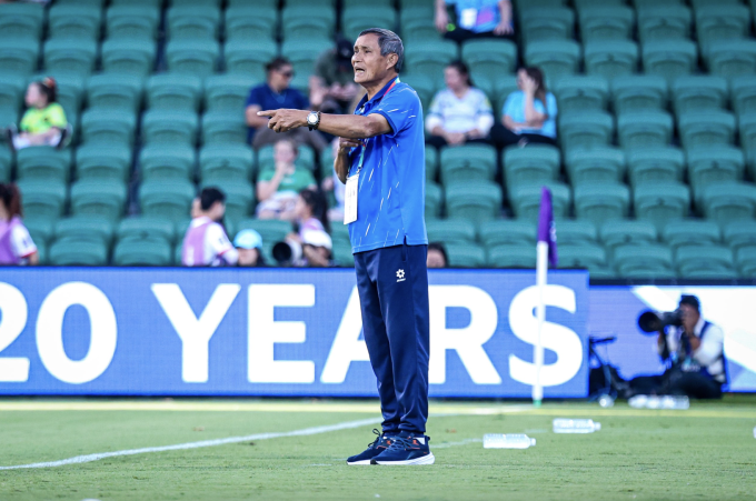 HLV Mai Đức Chung chỉ đạo trong trận Việt Nam thua Nhật Bản 0-4 ở lượt cuối bảng C Asian Cup nữ 2026, trên sân Perth Rectangular ở Australia ngày 10/3/2026. Ảnh: AFC