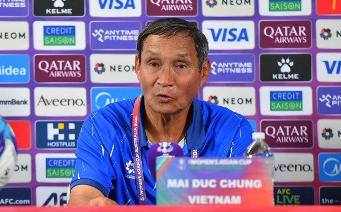 HLV Mai Đức Chung trong họp báo sau trận Việt Nam thua Đài Loan 0-1 ở lượt hai bảng C, VCK giải vô địch nữ châu Á 2026, chiều 7/3. Ảnh: AFC