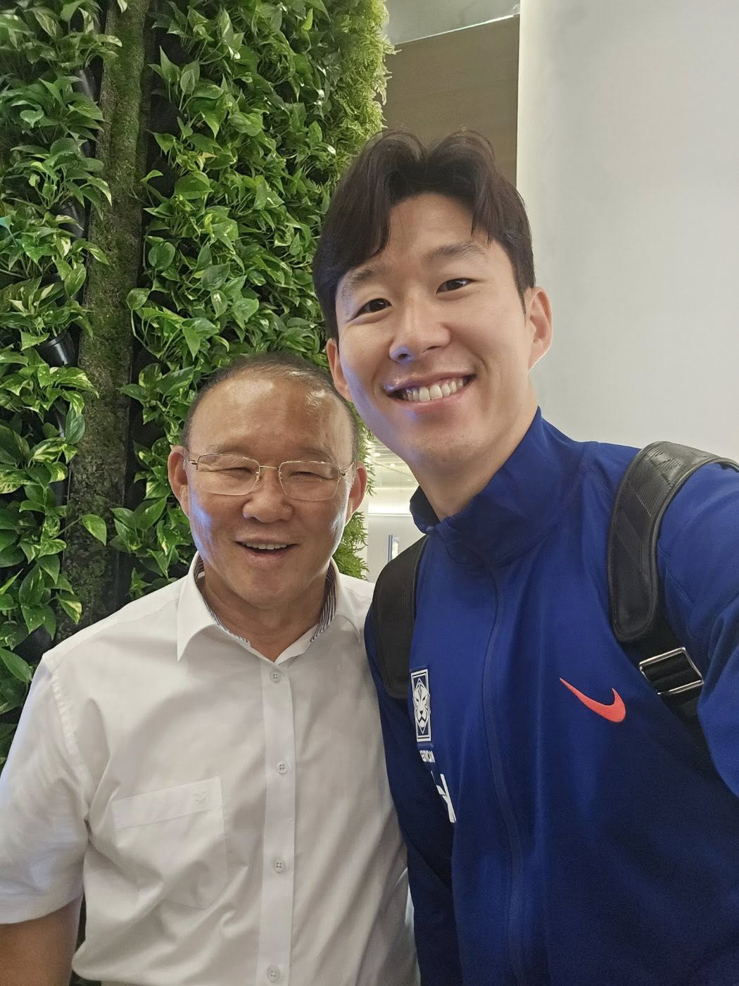 HLV Park Hang-seo gặp siêu sao Son Heung-min liền xin ngay 2 thứ cho Văn Hậu, Quế Ngọc Hải, bảo sao tình 