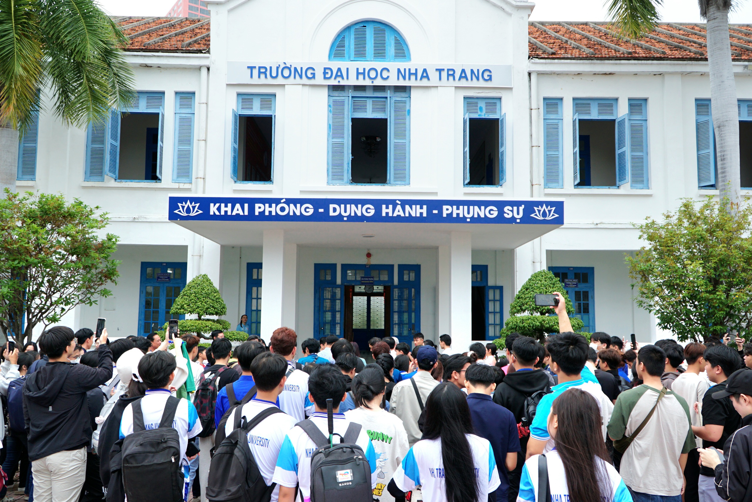 HLV Park Hang-seo và buổi giao lưu tuyệt vời tại Trường ĐH Nha Trang: Cảm xúc khó quên!- Ảnh 1.