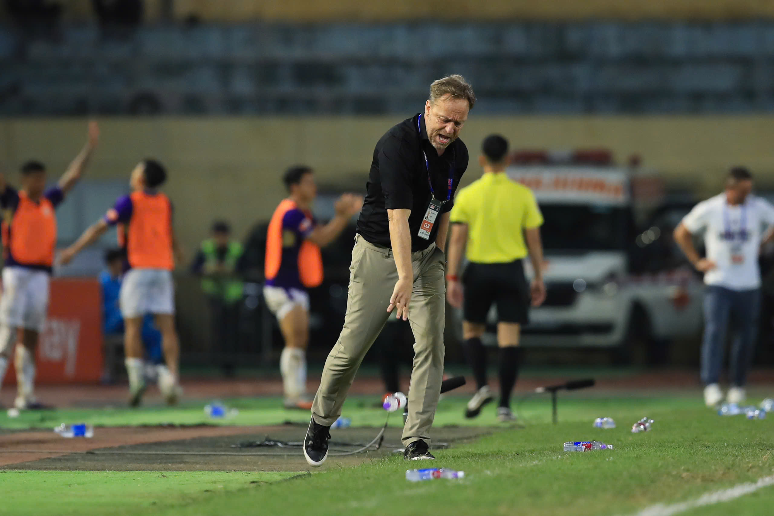 HLV Polking tiếc đứt ruột khi CLB CAHN đứt mạch bất bại, Hoàng Hên bất ngờ nhắc đến ông Kim Sang-sik- Ảnh 1. HLV Polking tiếc đứt ruột khi CLB CAHN đứt mạch bất bại, Hoàng Hên bất ngờ nhắc đến ông Kim Sang-sik- Ảnh 1.