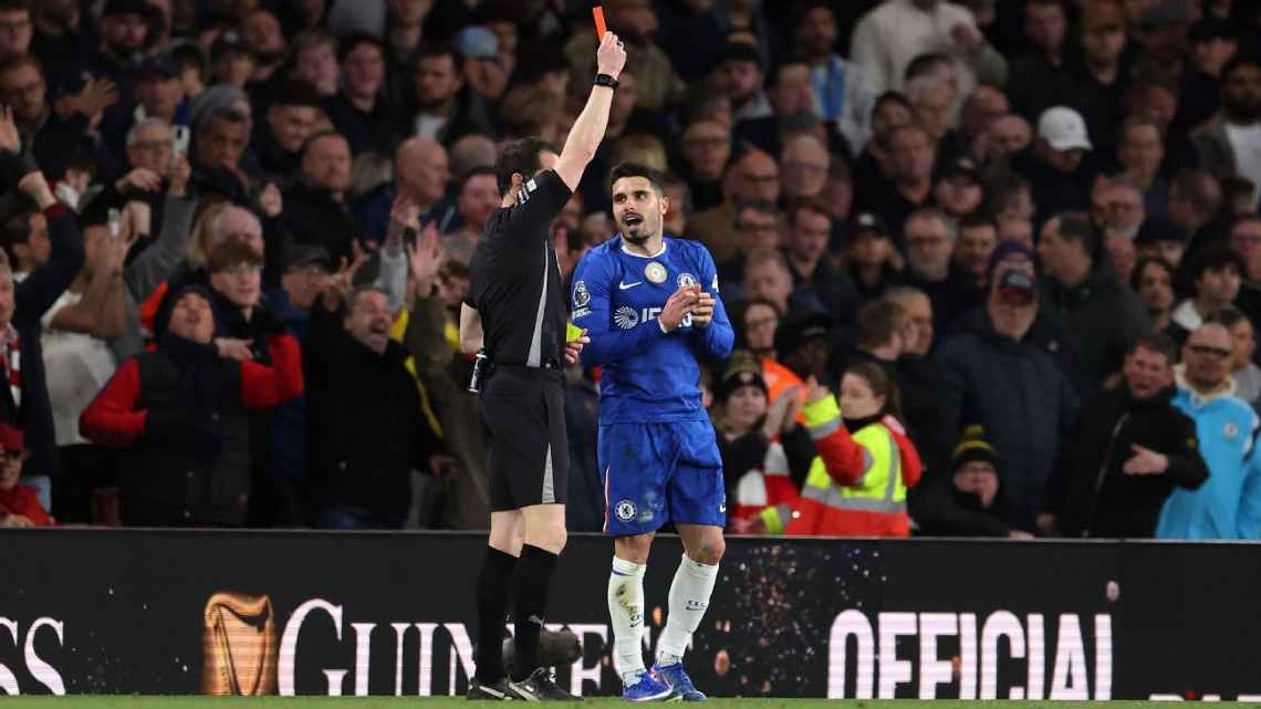 HLV Rosenior dọa “trảm” sao Chelsea sau “mưa thẻ đỏ” - Ảnh 1.