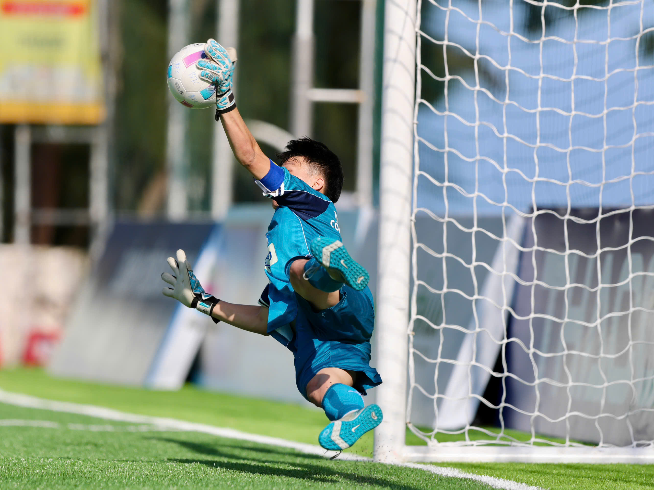 HLV Trường ĐH Công nghệ TP.HCM sáng suốt như Van Gaal, đánh bại cựu sao HAGL Đông Triều- Ảnh 1.