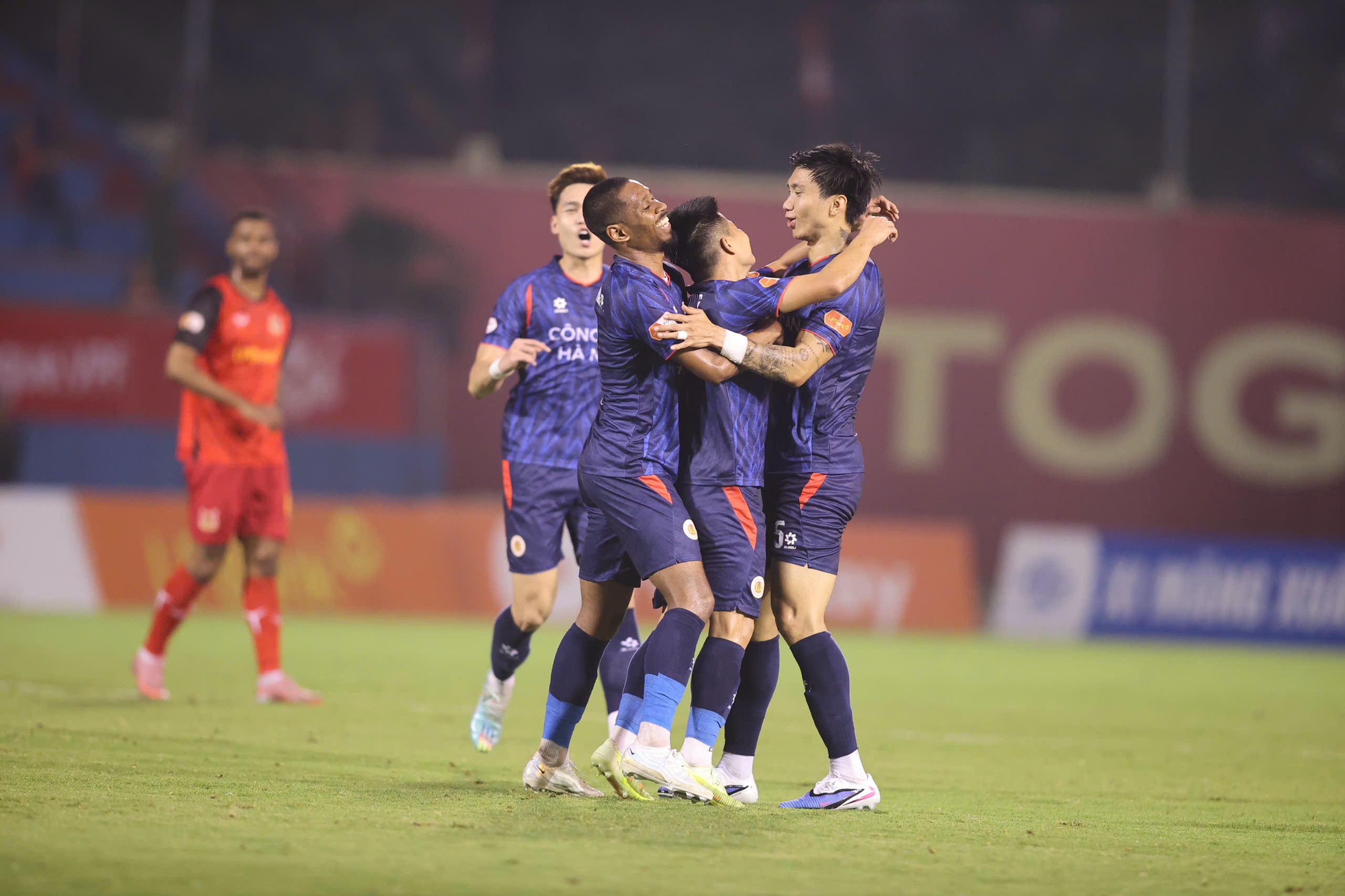 HLV Vũ Tiến Thành chê ‘tơi tả’ cầu thủ Ninh Bình, HLV Polking bất ngờ khiêm tốn đến khó tin- Ảnh 2.