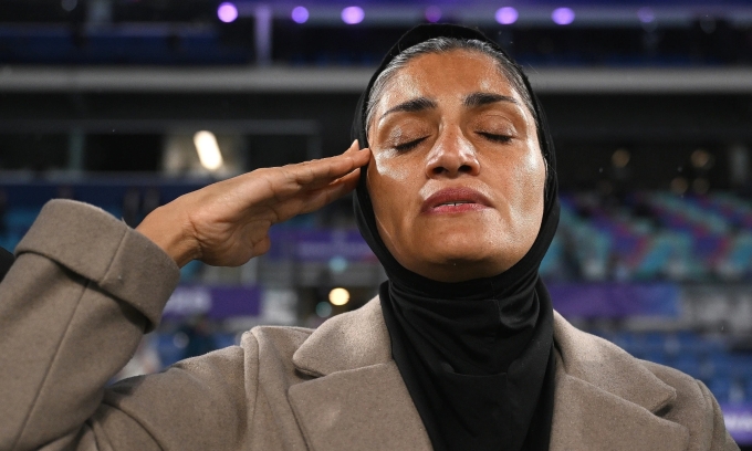 HLV Marziyeh Jafari chào cờ và hát quốc ca trước trận Iran gặp Philippines ở lượt cuối bảng A Asian Cup nữ 2026, trên sân Gold Coast, bang Queensland, Australia tối 8/3/2026. Ảnh: AP