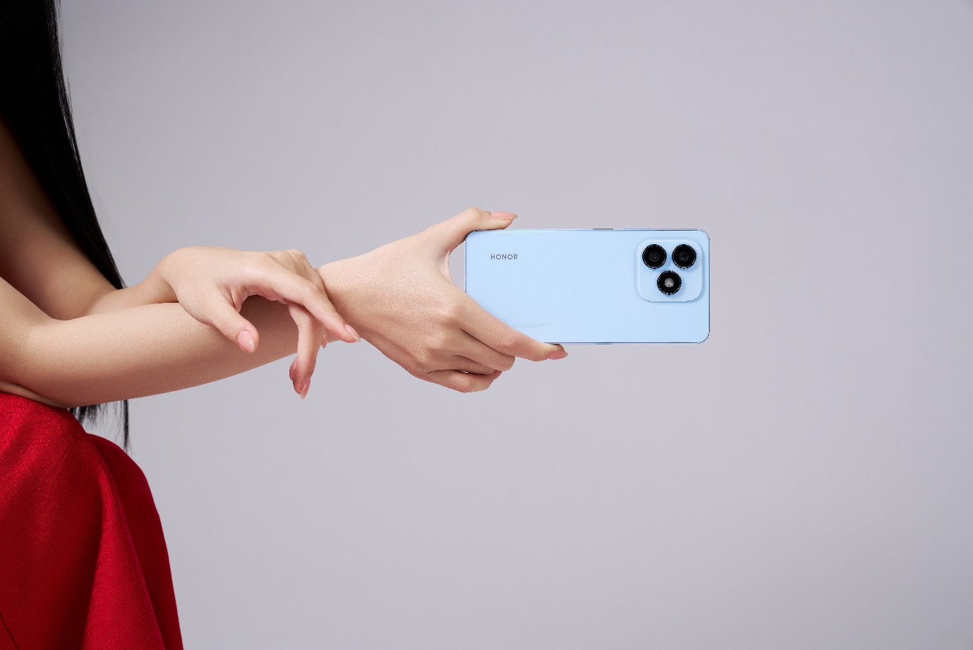 Thanh mảnh bên ngoài, mạnh mẽ bên trong: HONOR X8d kể câu chuyện về người phụ nữ hiện đại- Ảnh 1.