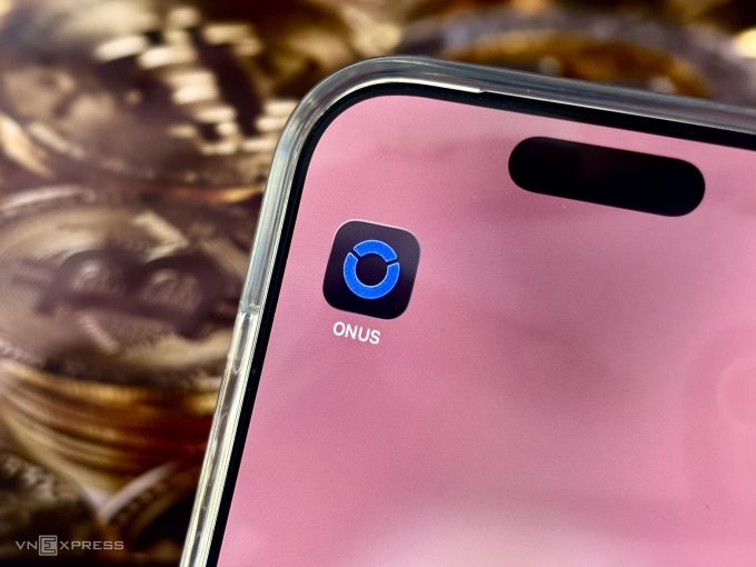 Logo ứng dụng sàn tiền số ONUS trên màn hình điện thoại. Ảnh: Tất Đạt