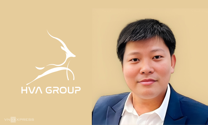 Ông Eric Vuong - Chủ tịch Hội đồng quản trị HVA Group - bên cạnh logo của doanh nghiệp này. Ảnh: Tất Đạt