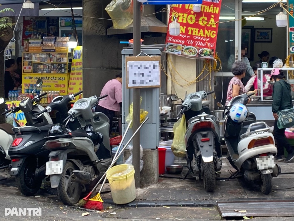 Hà Nội: Nhiều hàng quán phơi thực phẩm, đũa thìa ra mặt đường - 1