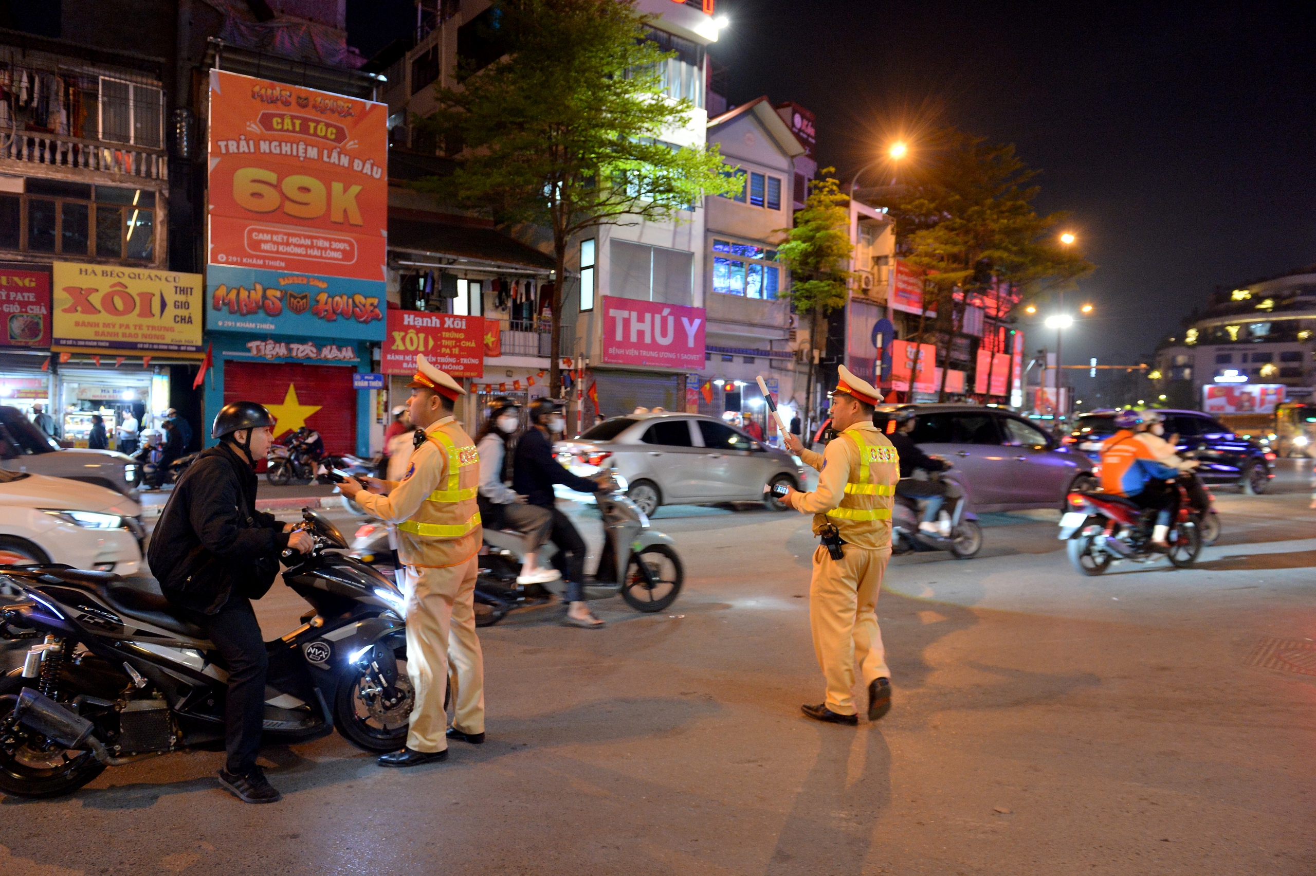CSGT Hà Nội đồng loạt kiểm tra nồng độ cồn đêm 7.3, phát hiện hàng trăm người vi phạm- Ảnh 1.