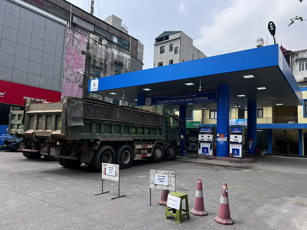 Một cửa hàng xăng dầu trên đường Quang Trung, phường Hà Đông (Hà Nội) treo biển hết xăng vào trưa ngày 6-3. Ảnh: Trọng Phú cua-hang-xang-dau.jpg