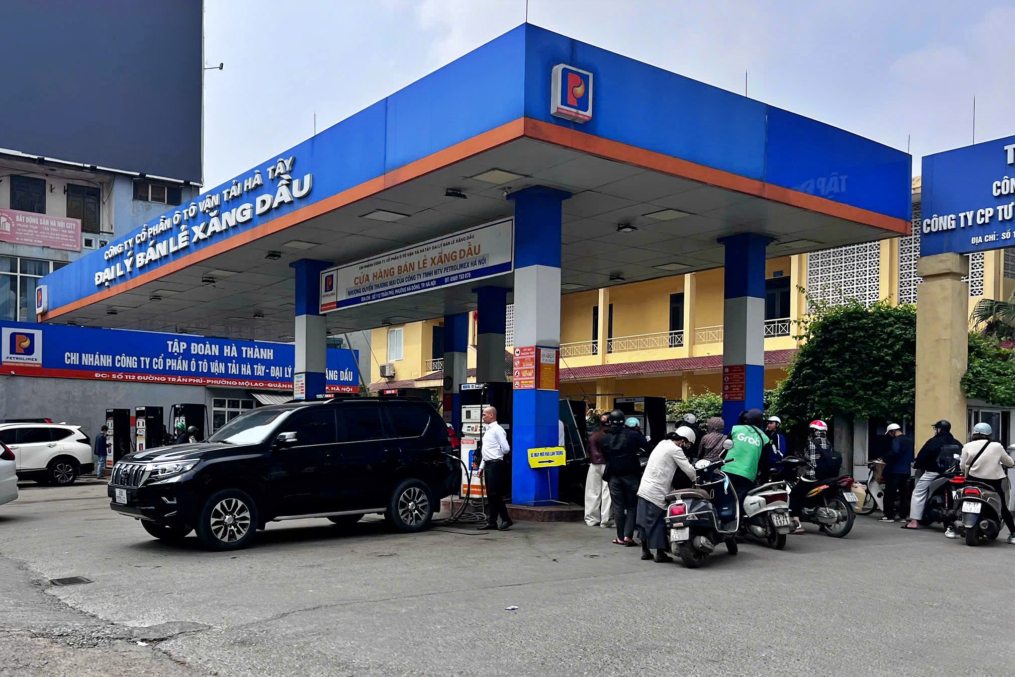 Hà Nội yêu cầu xử lý hoạt động bán xăng dầu bằng chai, lọ- Ảnh 1.