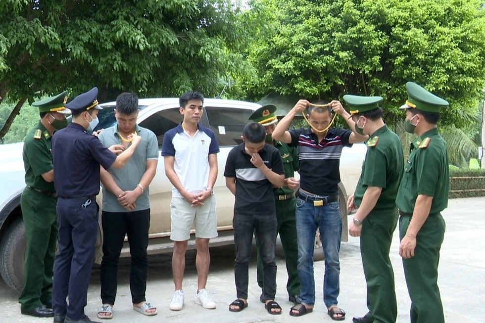 Hà Tĩnh bán gần 30kg vàng: Nghìn lẻ một chiêu chuyển vàng qua biên giới - 1