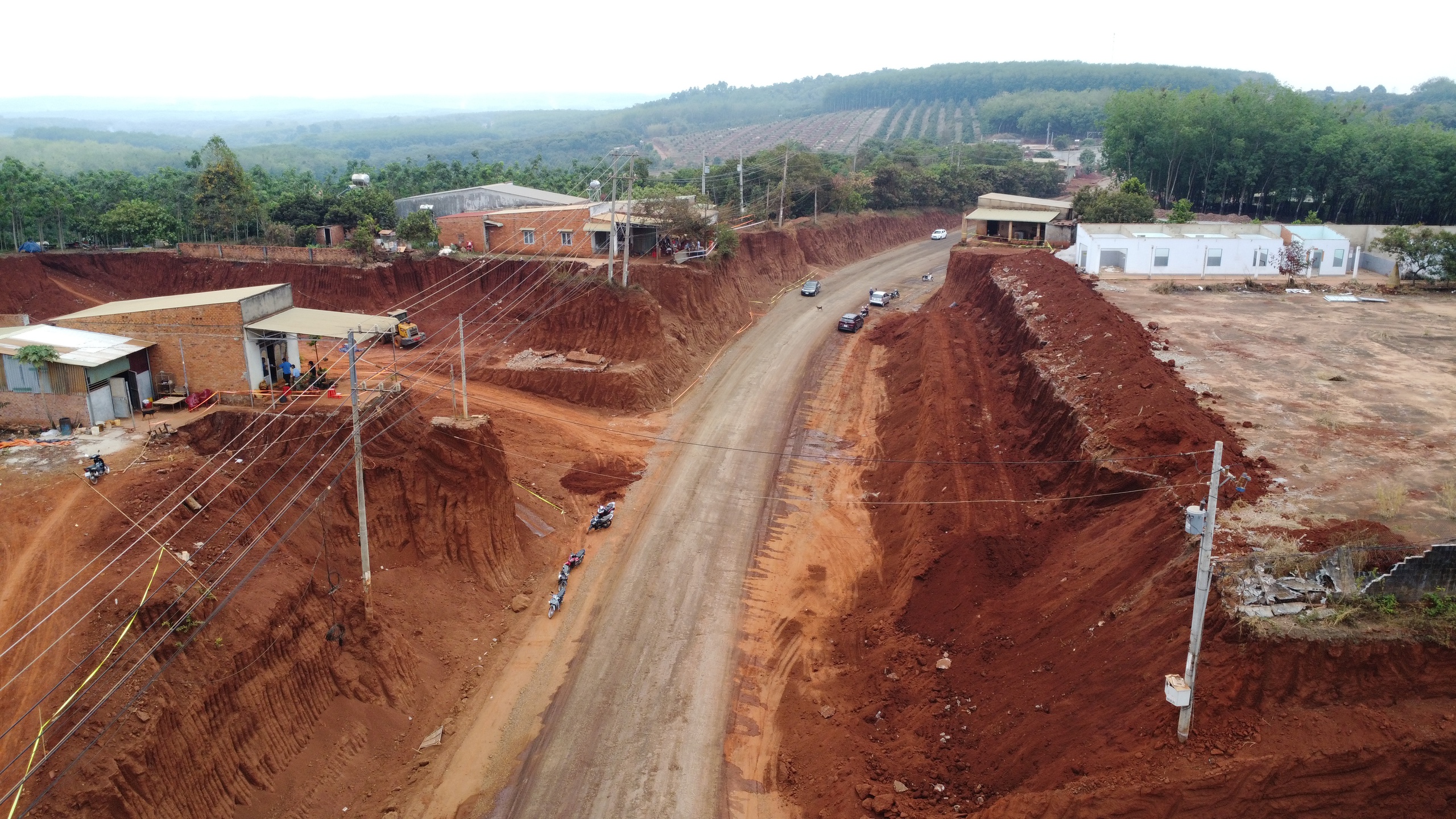 Hạ cốt nền đường và những hệ lụy Đối với nhà dân bên vực sâu tại Đồng Nai - Ảnh 1.