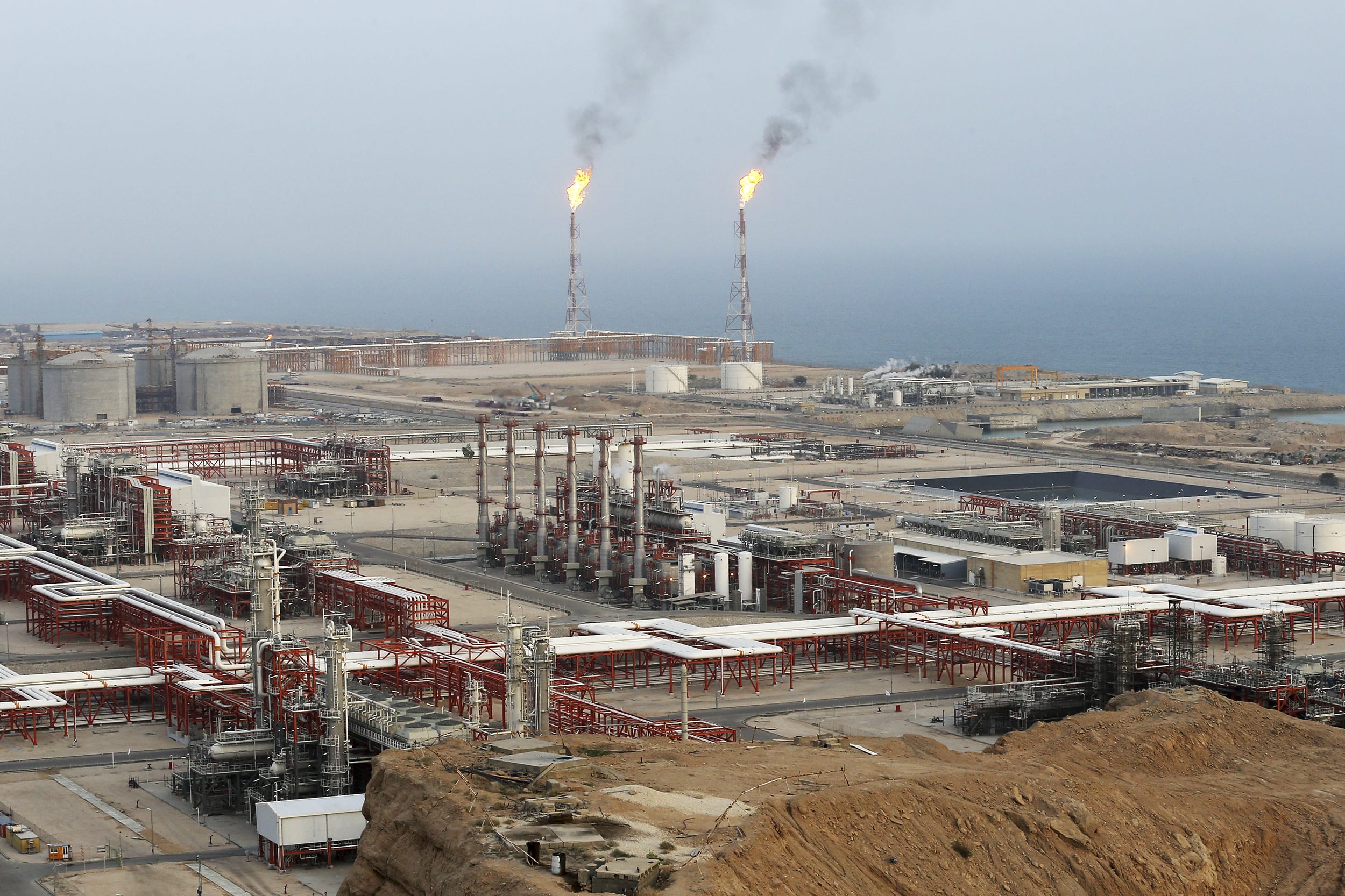 Hạ tầng năng lượng Trung Đông trúng đòn - Ảnh 1.