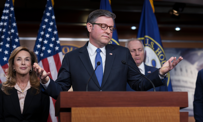 Chủ tịch Hạ viện Mỹ Mike Johnson phát biểu về chiến dịch tập kích Iran trước báo giới hôm 4/3. Ảnh: AP