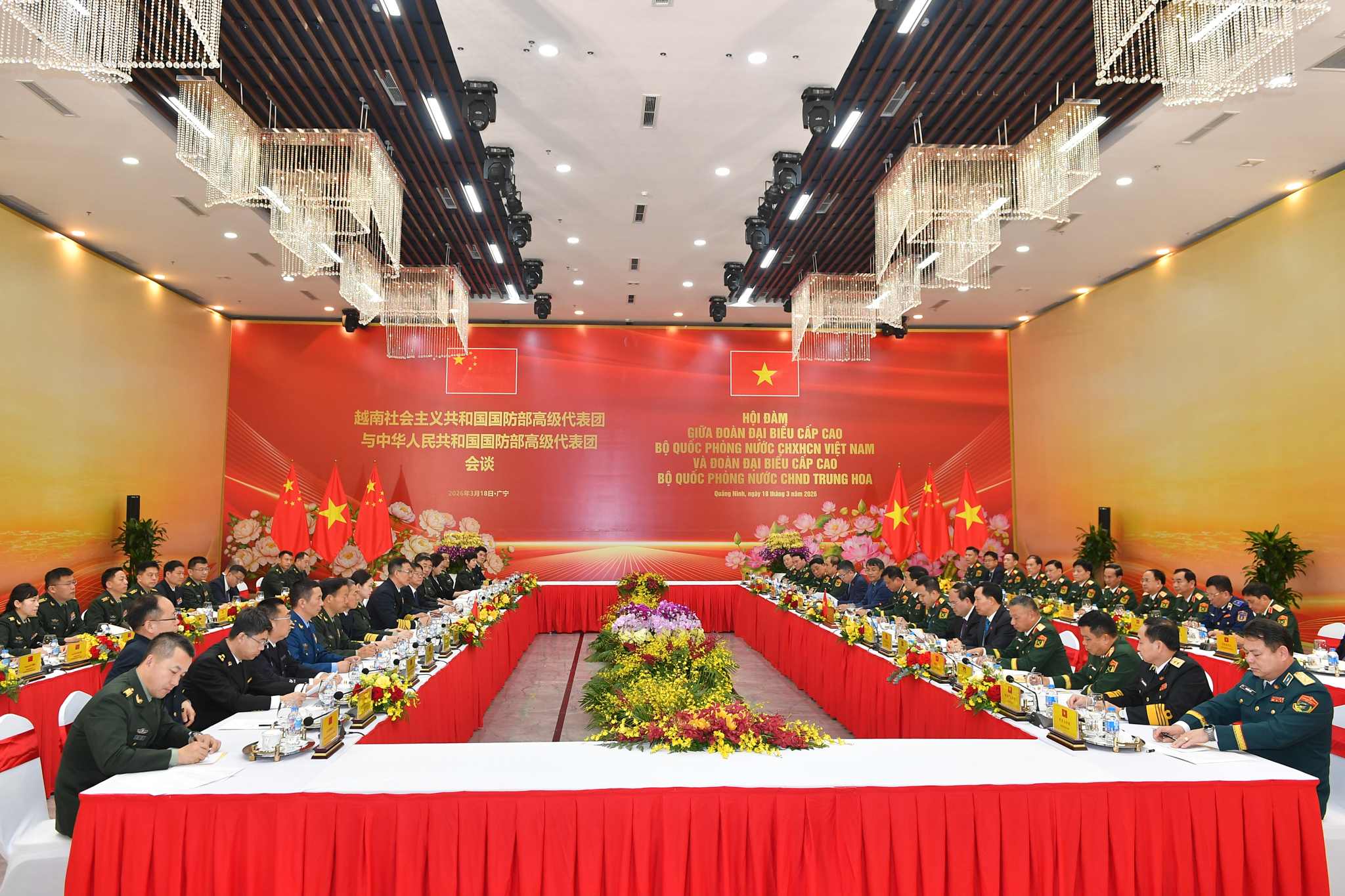 Hai Bộ trưởng Bộ Quốc phòng Việt Nam - Trung Quốc hội đàm - Ảnh 1.