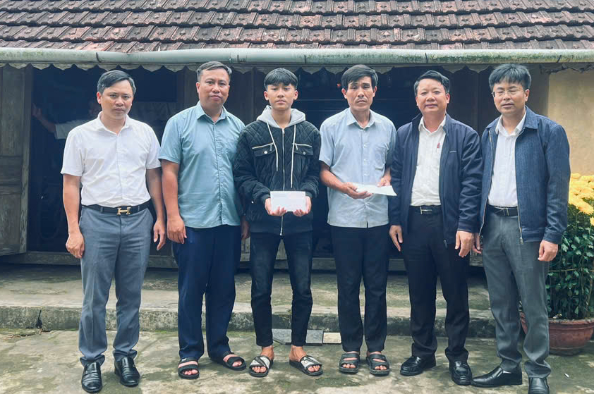 Hai cha con cứu 3 người trên sông Gianh được hỗ trợ hơn 500 triệu đồng để sửa nhà - Ảnh 1.