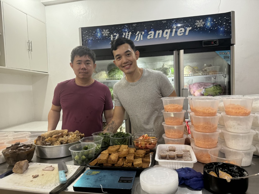 Hai chàng trai TPHCM bỏ việc 50 triệu đồng/tháng, bán bún mắm ở Philippines - 1