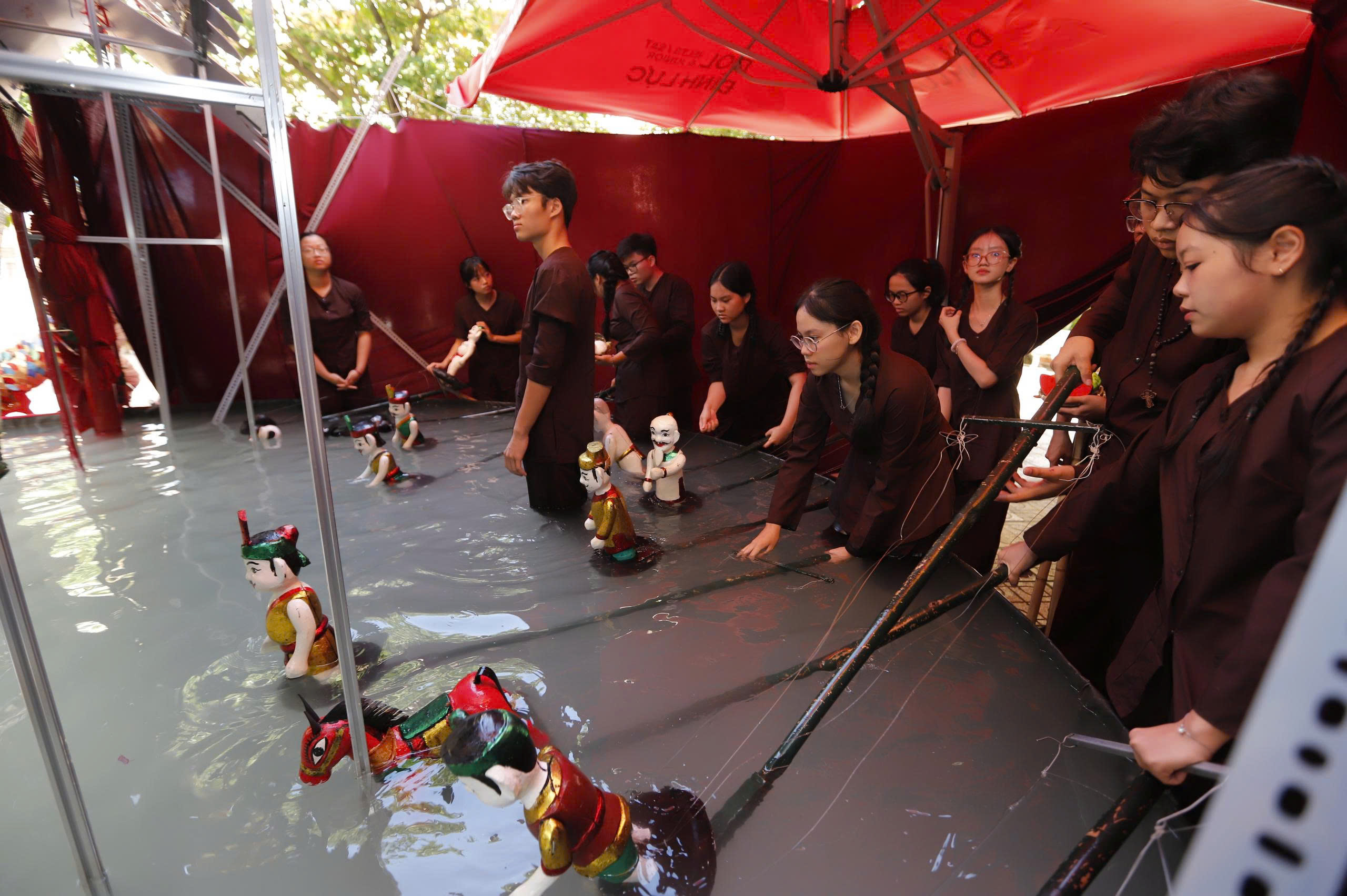 Hai giờ học sinh TP.HCM 'ngâm mình' cùng rối nước - Ảnh 1.