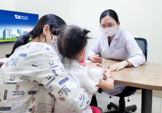 Bé An tái khám sau mổ với BS.CKI Phạm Thục Minh Thủy. Ảnh: Bệnh viện Đa khoa Tâm Anh