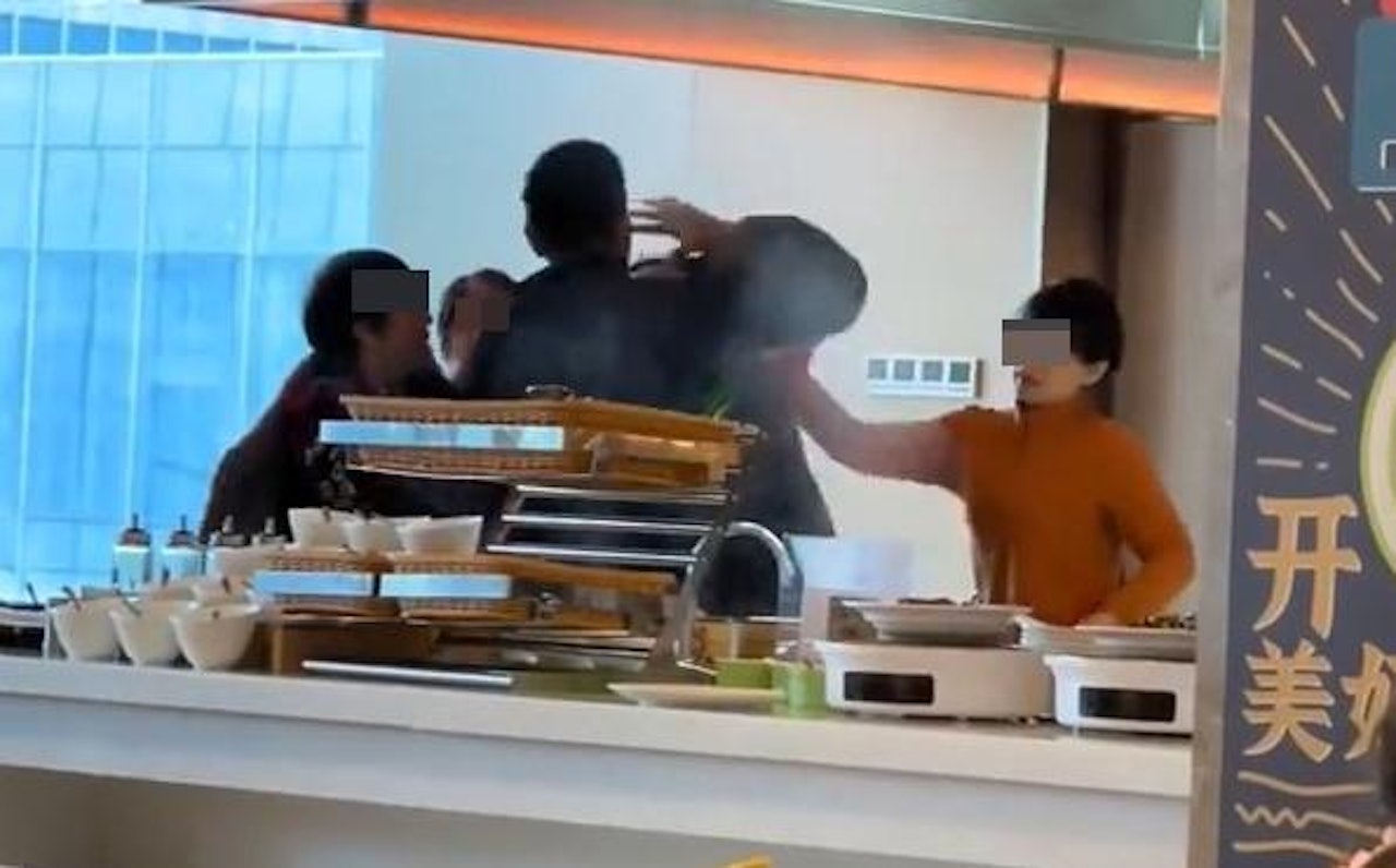 Hai mẹ con đánh nhân viên vì bị ngăn gói đồ buffet mang về- Ảnh 1.