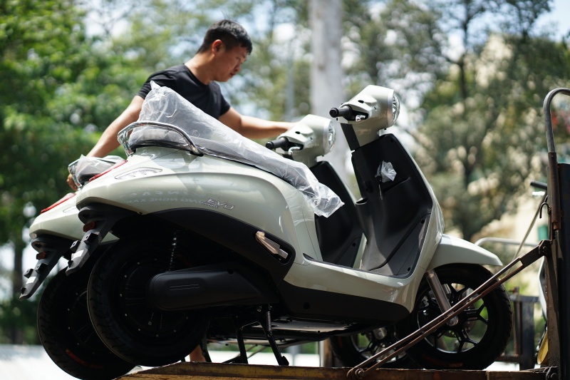 Đi một vòng các cửa hàng xe điện ở TP.HCM: “Hai ngày cuối tuần bán hơn 60 chiếc, khách đến liên tục”- Ảnh 1.