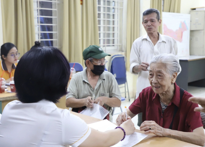 Người cao tuổi Hà Nội nhận lương hưu tại điểm chi trả. Ảnh: Phong Linh