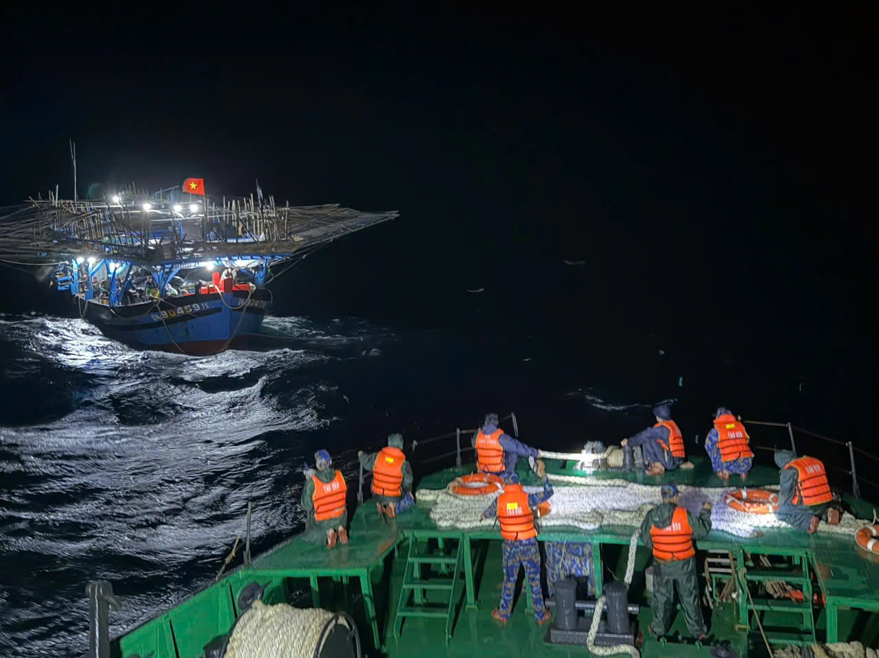 Hải quân xuyên đêm vượt sóng lớn, lai dắt tàu cá Quảng Ngãi cùng 36 ngư dân về bờ an toàn 
- Ảnh 2.