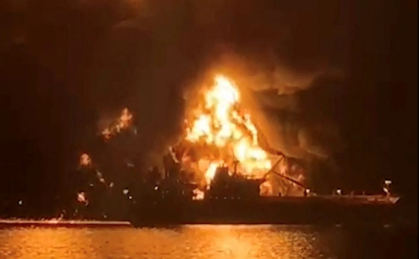 Nổ tàu chở dầu ở vịnh Ba Tư, Iraq tạm dừng các cảng dầu - Ảnh 1.