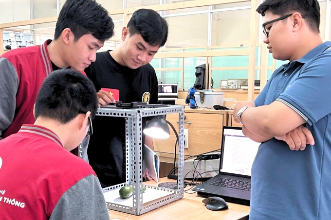 Sinh viên tham gia cuộc thi ứng dụng công nghệ tại Học viện Công nghệ Bưu chính Viễn thông. Ảnh: PTIT