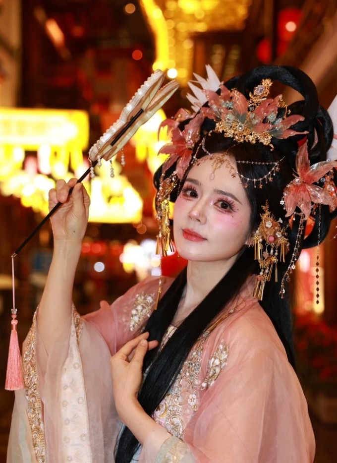 Han Ga In sau khi make up phong cách Douyin. Ảnh: Weibo