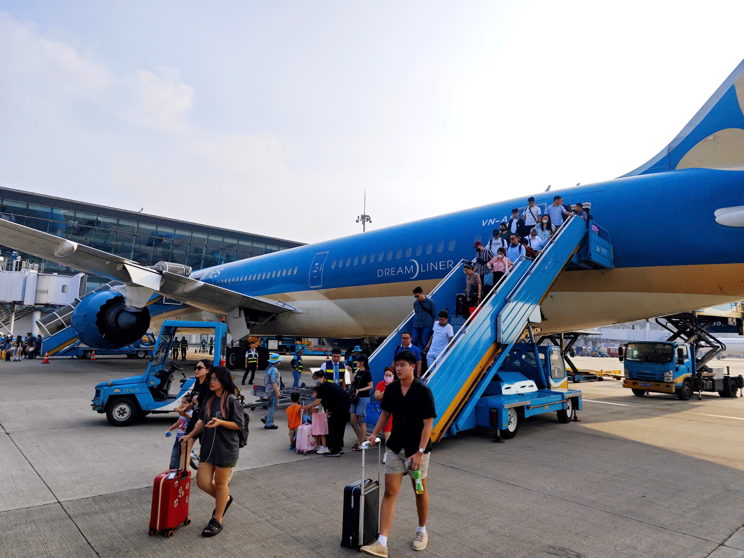 Hãng bay tính giảm tần suất vì chi phí leo thang - Ảnh 1.