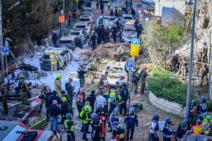 Iran phóng 7 đợt tên lửa, ra cảnh báo rắn với Israel; Giá dầu quay đầu tăng; Nga lên tiếng