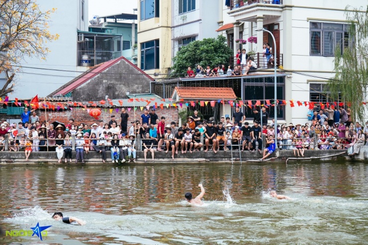 Hàng chục trai tráng ngụp lặn bắt vịt ở hội làng Hà Nội - 1