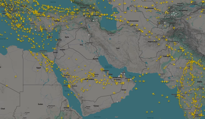 Các chuyến bay thương mại bay tránh khu vực Trung Đông, tạo lỗ hổng lớn trên bầu trời những ngày gần đây. Ảnh: Flightradar24