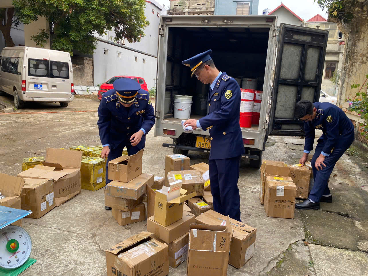 Đột xuất kiểm tra nhiều điểm kinh doanh trên cả nước: Hàng loạt vi phạm phơi bày, tịch thu, tiêu hủy hàng nghìn sản phẩm- Ảnh 1.