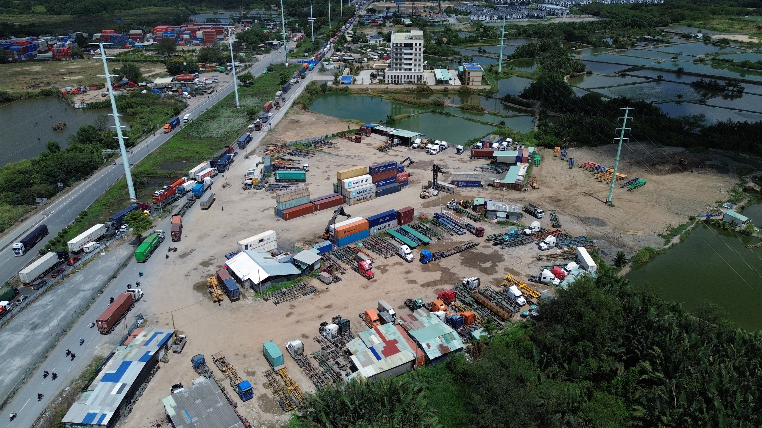 Hàng loạt vi phạm tại các bãi xe trái phép, phường Cát Lái ra quân xử lý - Ảnh 1.