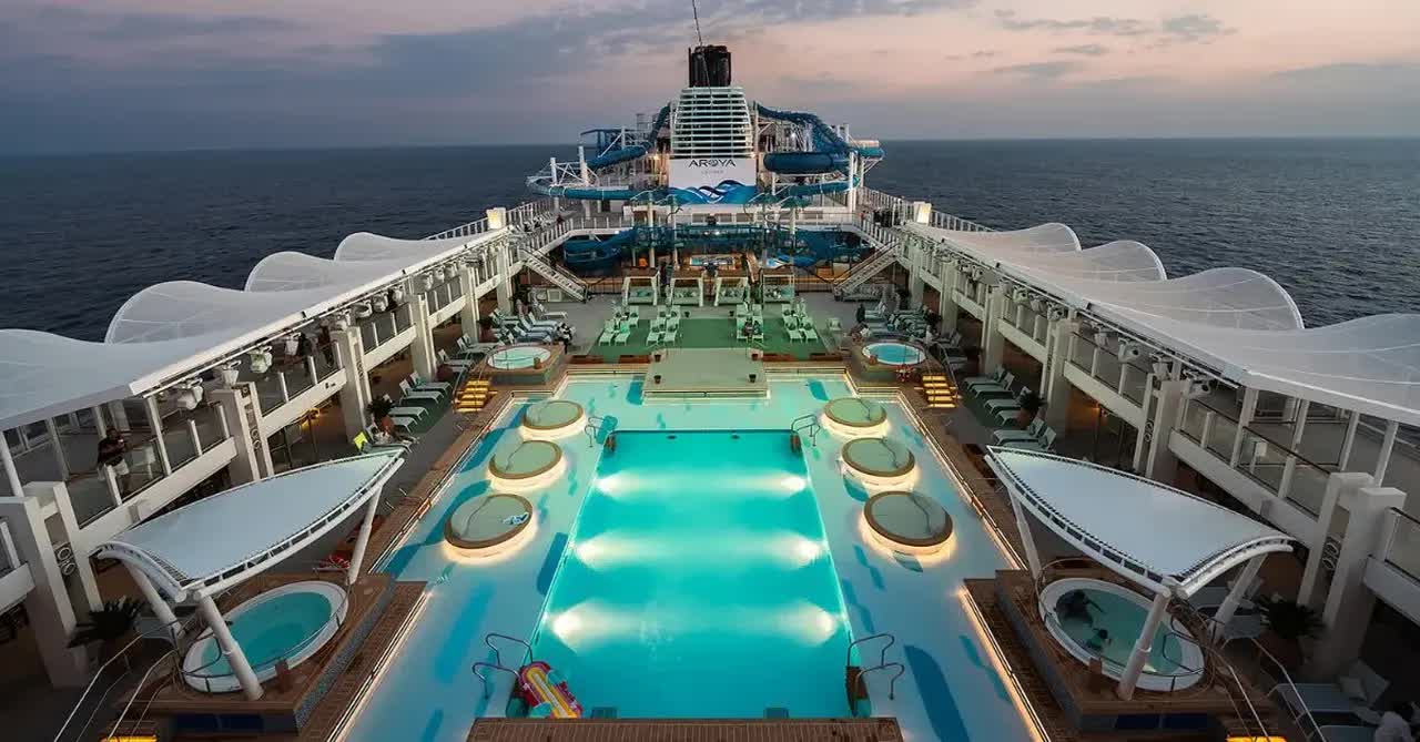 Ác mộng của nhà giàu: Hàng ngàn hành khách đang mắc kẹt trên các du thuyền tại Trung Đông, không thể đi tiếp cũng không thể về nhà- Ảnh 2. Ác mộng của nhà giàu: Hàng ngàn hành khách đang mắc kẹt trên các du thuyền tại Trung Đông, không thể đi tiếp cũng không thể về nhà- Ảnh 2.