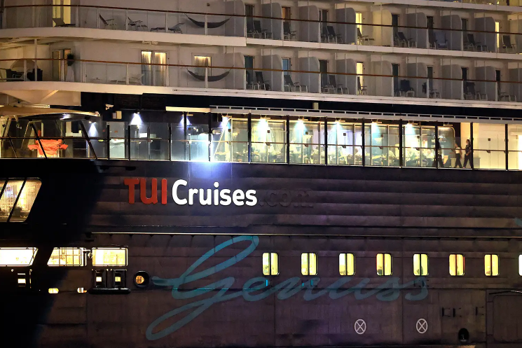 Ác mộng của nhà giàu: Hàng ngàn hành khách đang mắc kẹt trên các du thuyền tại Trung Đông, không thể đi tiếp cũng không thể về nhà- Ảnh 1. Ác mộng của nhà giàu: Hàng ngàn hành khách đang mắc kẹt trên các du thuyền tại Trung Đông, không thể đi tiếp cũng không thể về nhà- Ảnh 1.