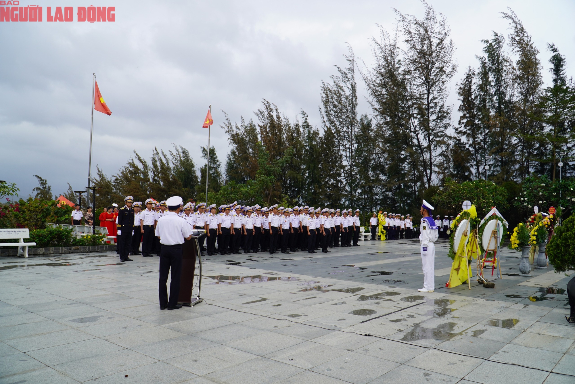 Hàng ngàn người tưởng niệm chiến sĩ Gạc Ma tại khánh hòa - Ảnh 1. Hàng ngàn người tưởng niệm chiến sĩ Gạc Ma tại khánh hòa - Ảnh 1.
