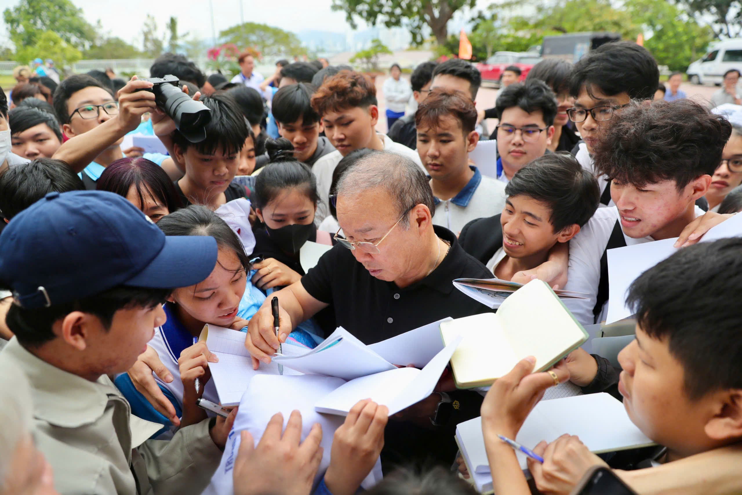 Hàng ngàn người hâm mộ vỡ òa cảm xúc vì thầy Park xuất hiện tại TNSV THACO cup 2026- Ảnh 1.